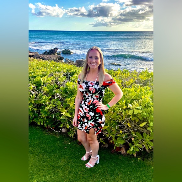 Welcome to my closet!! 🌺🌻 - Picture 8 of 12